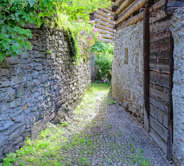 Gasse in Bondo Biennale Bregaglia