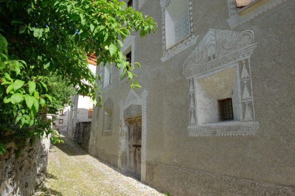 Haus mit Sgraffiti in Bondo