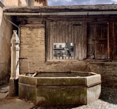 img-4264 Fotoausstellung Agostino Fasciati in Soglio (Brunnen mit Bild)