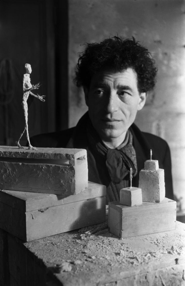 Alberto Giacometti im Atelier mit «La nuit», erstes Projekt für das Monument für Gabriel Péri, 1946 Foto: Émile Savitry