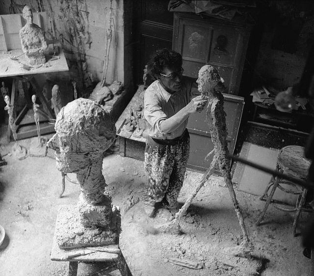 Alberto Giacometti arbeitet am Gips für «Lʼhomme qui marche», Paris 1958 Foto: Ernst Scheidegger